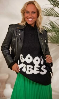 Jupe Plissée Nahla Vert Brésil -Vêtements Soldes 2024 facetune 24 11 2023 14 23 54 1