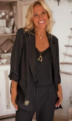 Pantalon Lilian Noir Rayé Blanc -Vêtements Soldes 2024 facetune 24 11 2023 16 12 19