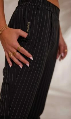 Pantalon Lilian Noir Rayé Blanc -Vêtements Soldes 2024 facetune 24 11 2023 16 21 46