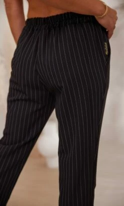 Pantalon Lilian Noir Rayé Blanc -Vêtements Soldes 2024 facetune 24 11 2023 16 29 13