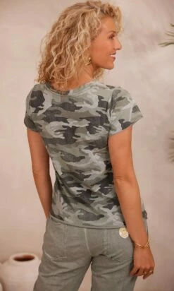 T-Shirt Magda Kaki Camouflage The Best Skull Jaune Fluo -Vêtements Soldes 2024 facetune 25 08 2023 15 39 33 1