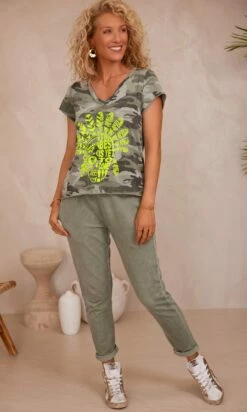 T-Shirt Magda Kaki Camouflage The Best Skull Jaune Fluo -Vêtements Soldes 2024 facetune 25 08 2023 15 39 42 1