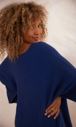 Petite Robe Pull Léon Oversize Bleu Marine -Vêtements Soldes 2024 facetune 25 10 2023 13 02 23