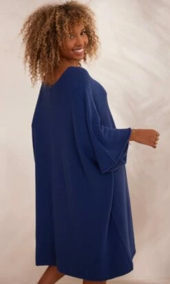 Petite Robe Pull Léon Oversize Bleu Marine -Vêtements Soldes 2024 facetune 25 10 2023 13 04 54