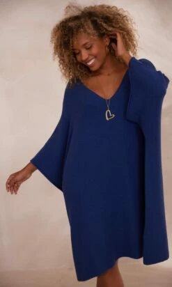 Petite Robe Pull Léon Oversize Bleu Marine -Vêtements Soldes 2024 facetune 25 10 2023 15 00 37