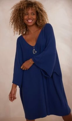 Petite Robe Pull Léon Oversize Bleu Marine -Vêtements Soldes 2024 facetune 25 10 2023 15 08 03