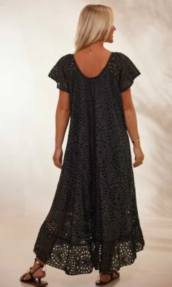 Robe Tess Broderie Noir 12 Robe Tess Broderie Noir -Vêtements Soldes 2024 facetune 26 01 2024 12 41 30