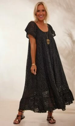 Robe Tess Broderie Noir 10 Robe Tess Broderie Noir -Vêtements Soldes 2024 facetune 26 01 2024 14 51 23