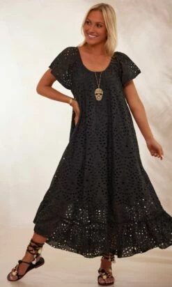 Robe Tess Broderie Noir 15 Robe Tess Broderie Noir -Vêtements Soldes 2024 facetune 26 01 2024 14 57 50