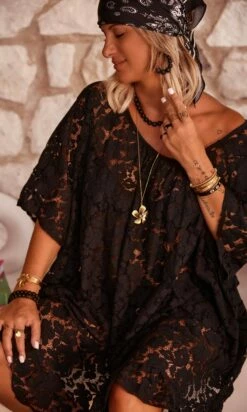 Petite Robe Joana Oversize Dentelle Noir -Vêtements Soldes 2024 facetune 26 07 2023 14 29 26