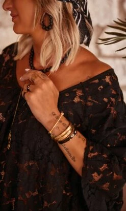 Petite Robe Joana Oversize Dentelle Noir -Vêtements Soldes 2024 facetune 26 07 2023 14 32 32