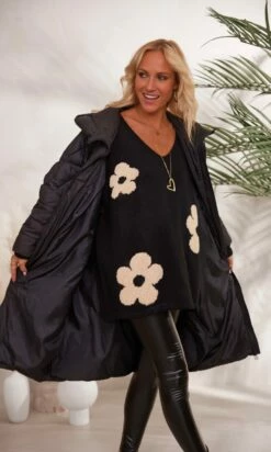 Pull Rayco Oversize Noir Flowers Or -Vêtements Soldes 2024 facetune 27 11 2023 16 25 21