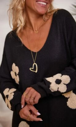 Pull Rayco Oversize Noir Flowers Or -Vêtements Soldes 2024 facetune 27 11 2023 16 30 18