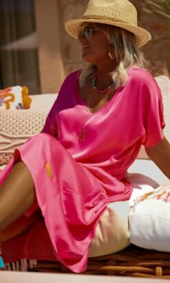 Robe Georgia Satin Rose Fuchsia -Vêtements Soldes 2024 facetune 28 06 2023 10 36 25