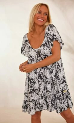 Petite Robe Tess Noir Pixies -Vêtements Soldes 2024 facetune 29 01 2024 12 01 23