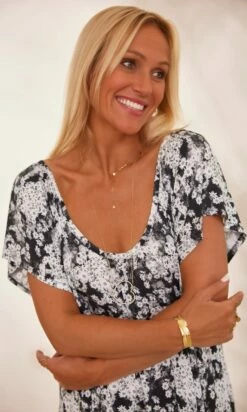 Petite Robe Tess Noir Pixies -Vêtements Soldes 2024 facetune 29 01 2024 12 07 18