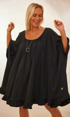 Petite Robe Joana Oversize Ultra-Light Noir -Vêtements Soldes 2024 facetune 29 01 2024 15 01 49