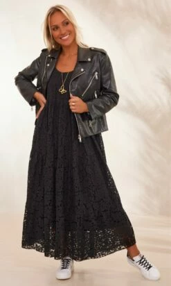 Robe Daria Dentelle Noir -Vêtements Soldes 2024 facetune 29 01 2024 15 51 15