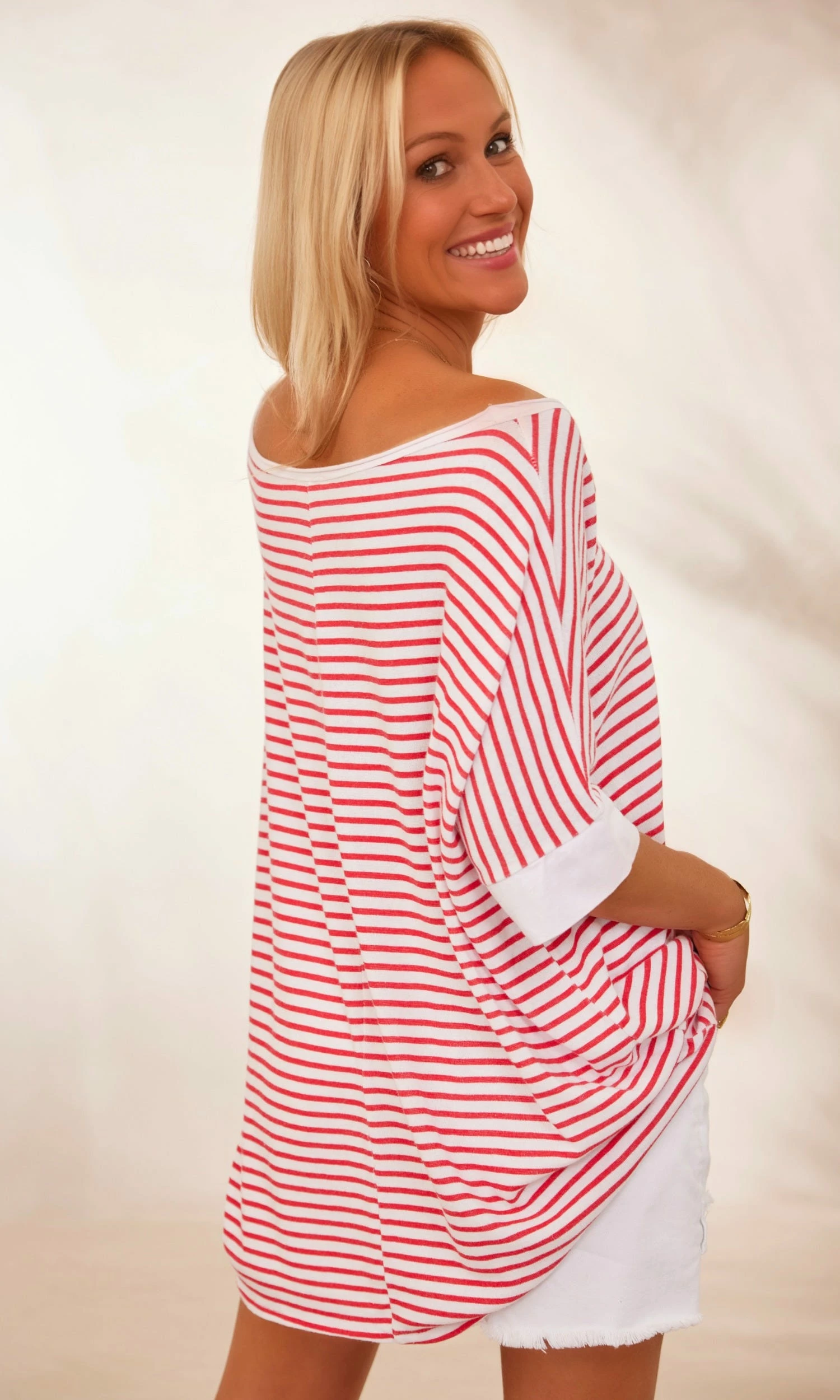 T-Shirt Oscar Oversize Blanc Marinière Rouge 8 T-Shirt Oscar Oversize Blanc Marinière Rouge – Image 6