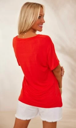 T-Shirt Basic Rouge -Vêtements Soldes 2024 facetune 29 01 2024 16 59 35