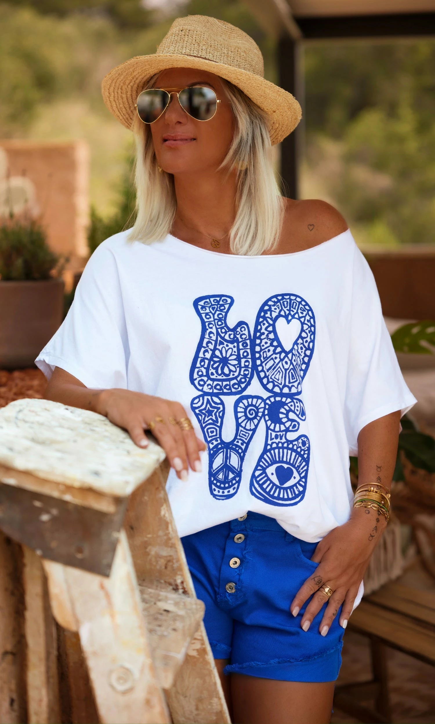 T-Shirt Solene Oversize Blanc Isalove Bleu Electrique 6 T-Shirt Solene Oversize Blanc Isalove Bleu Electrique – Image 4