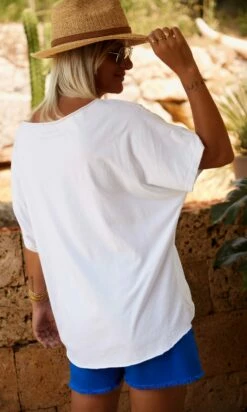 T-Shirt Solene Oversize Blanc Isalove Bleu Electrique 13 T-Shirt Solene Oversize Blanc Isalove Bleu Electrique -Vêtements Soldes 2024 facetune 29 06 2023 15 38 12