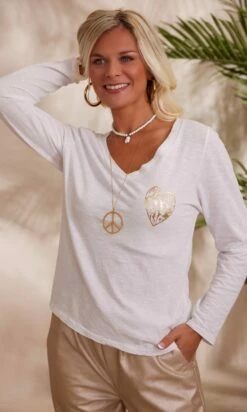 T-Shirt Magda ML Blanc Heart Joy Or 15 T-Shirt Magda ML Blanc Heart Joy Or -Vêtements Soldes 2024 facetune 29 08 2023 10 36 49