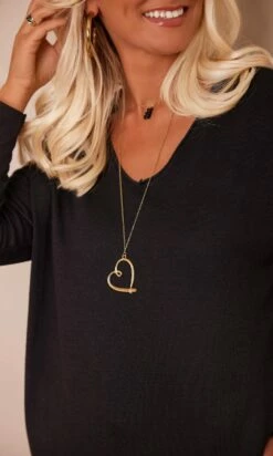 Pull Jango Noir Love Cupidon Or 13 Pull Jango Noir Love Cupidon Or -Vêtements Soldes 2024 facetune 29 08 2023 11 44 13 1