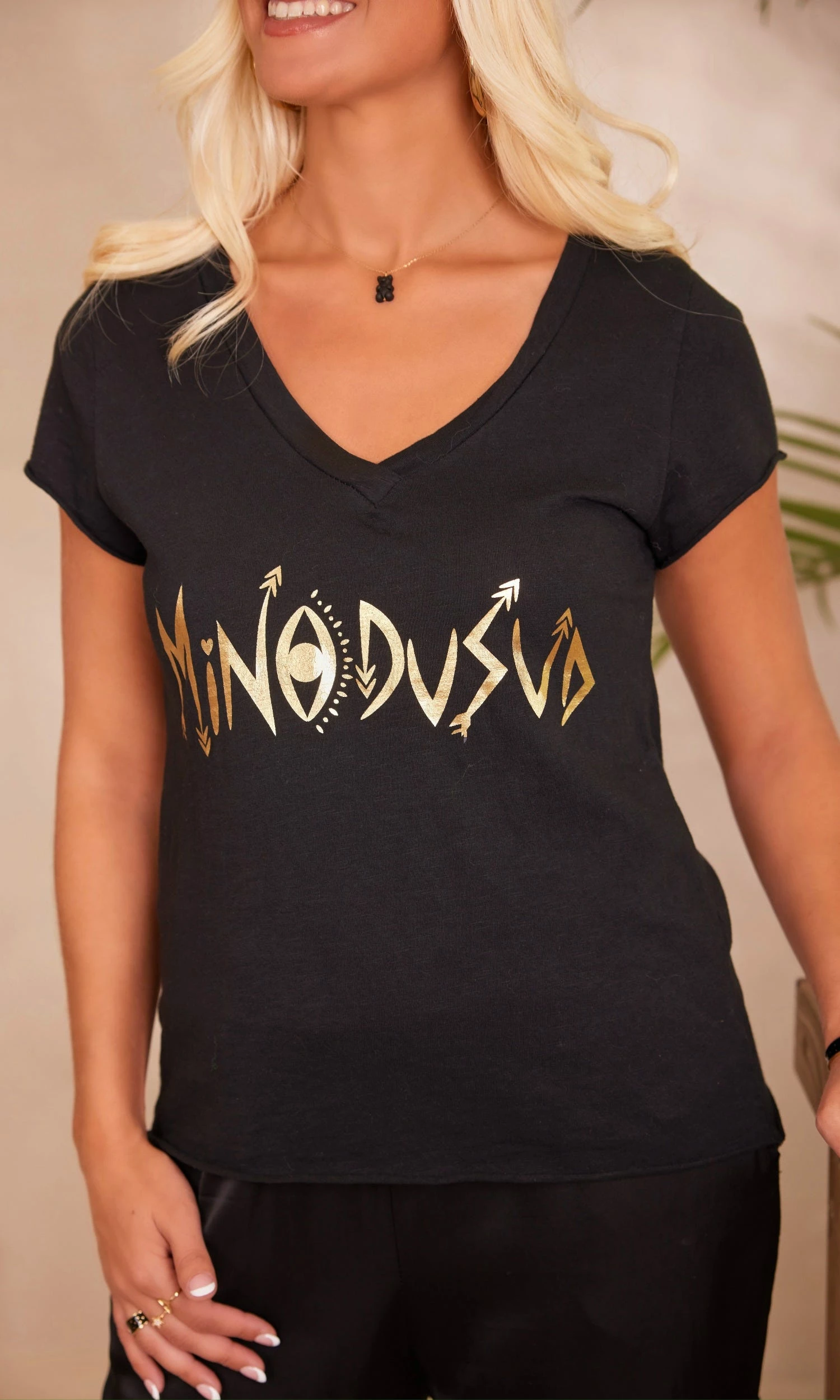 T-Shirt Magda Noir MinoDuSud Or 8 T-Shirt Magda Noir MinoDuSud Or – Image 6