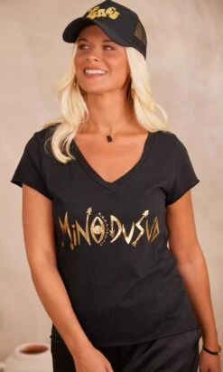 T-Shirt Magda Noir MinoDuSud Or 13 T-Shirt Magda Noir MinoDuSud Or -Vêtements Soldes 2024 facetune 29 08 2023 15 11 10