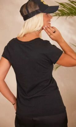 T-Shirt Magda Noir MinoDuSud Or 11 T-Shirt Magda Noir MinoDuSud Or -Vêtements Soldes 2024 facetune 29 08 2023 15 11 24