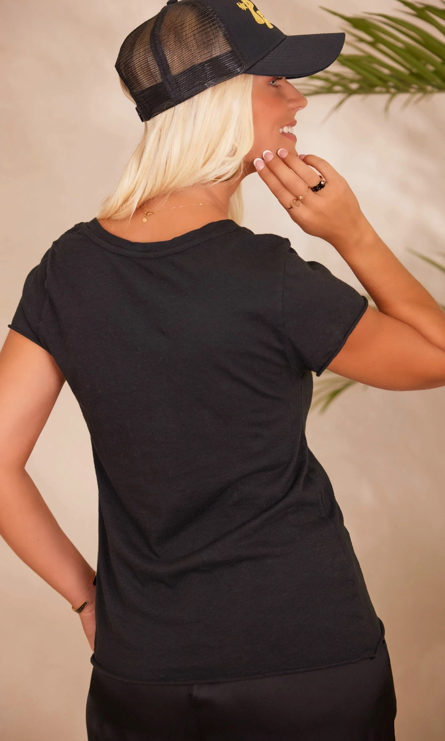 T-Shirt Magda Noir MinoDuSud Or 5 T-Shirt Magda Noir MinoDuSud Or – Image 3