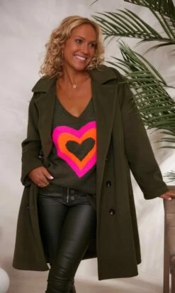 Pull Rayco Oversize Kaki Big Heart 13 Pull Rayco Oversize Kaki Big Heart -Vêtements Soldes 2024 facetune 29 11 2023 09 15 31