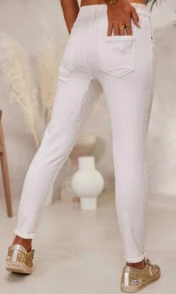 Pantalon Eddy Blanc -Vêtements Soldes 2024 facetune 29 11 2023 11 41 13