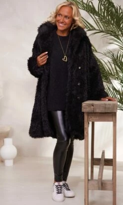 Pull Raphaël Oversize Noir 12 Pull Raphaël Oversize Noir -Vêtements Soldes 2024 facetune 29 11 2023 14 45 37