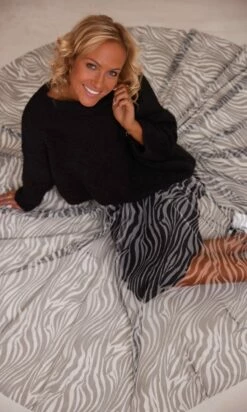 Jupon Keran Noir Zèbre 11 Jupon Keran Noir Zèbre -Vêtements Soldes 2024 facetune 29 11 2023 16 14 16