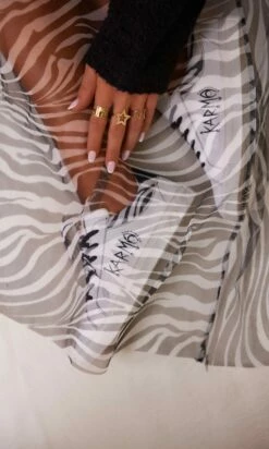 Jupon Keran Noir Zèbre 14 Jupon Keran Noir Zèbre -Vêtements Soldes 2024 facetune 29 11 2023 16 15 14