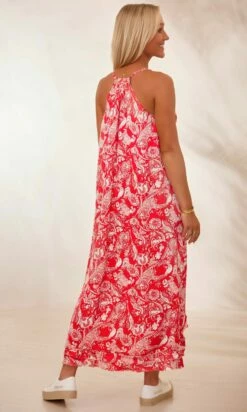 Robe Sakina Satin Royal Flower Rouge -Vêtements Soldes 2024 facetune 30 01 2024 10 51 23