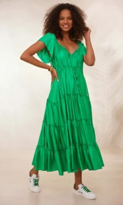 Robe Anaïs Satin Vert Brésil 10 Robe Anaïs Satin Vert Brésil -Vêtements Soldes 2024 facetune 30 01 2024 15 09 26