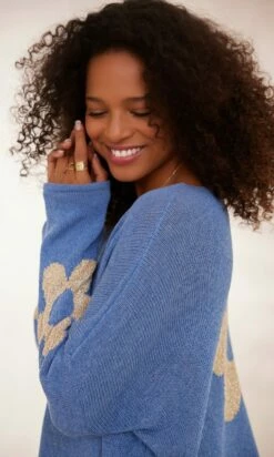 Pull Clovis Bleu Jean Flower Or -Vêtements Soldes 2024 facetune 30 01 2024 15 16 51
