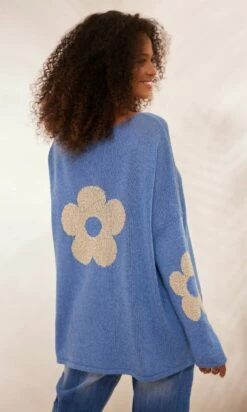 Pull Clovis Bleu Jean Flower Or -Vêtements Soldes 2024 facetune 30 01 2024 15 20 04