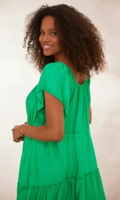 Robe Anaïs Satin Vert Brésil 14 Robe Anaïs Satin Vert Brésil -Vêtements Soldes 2024 facetune 30 01 2024 15 21 53