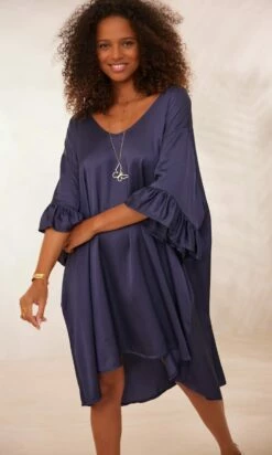 Petite Robe Levana Satin Bleu Marine 10 Petite Robe Levana Satin Bleu Marine -Vêtements Soldes 2024 facetune 30 01 2024 16 49 55