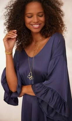 Petite Robe Levana Satin Bleu Marine 14 Petite Robe Levana Satin Bleu Marine -Vêtements Soldes 2024 facetune 30 01 2024 16 53 25