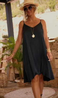 Petite Robe Laly Satin Noir -Vêtements Soldes 2024 facetune 30 06 2023 16 24 55