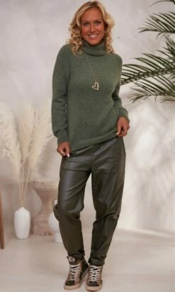 Pull Basic Col Roulé Kaki 12 Pull Basic Col Roulé Kaki -Vêtements Soldes 2024 facetune 30 11 2023 11 29 46