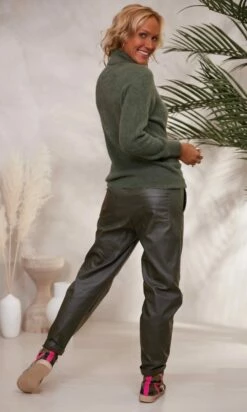 Pull Basic Col Roulé Kaki 13 Pull Basic Col Roulé Kaki -Vêtements Soldes 2024 facetune 30 11 2023 11 39 32