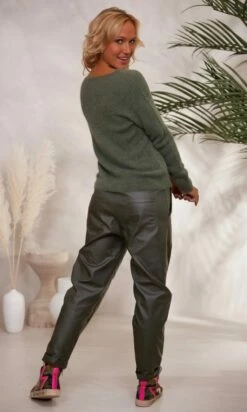 Pull Basic Col V Kaki -Vêtements Soldes 2024 facetune 30 11 2023 11 45 18