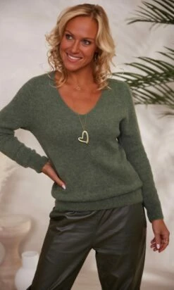 Pull Basic Col V Kaki -Vêtements Soldes 2024 facetune 30 11 2023 12 03 25