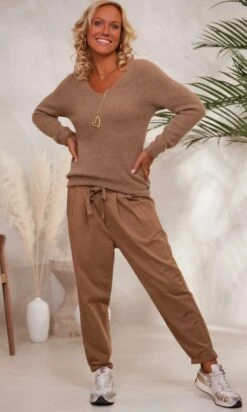 Pull Basic Col V Camel 12 Pull Basic Col V Camel -Vêtements Soldes 2024 facetune 30 11 2023 12 07 55